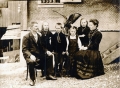 Foto 06346 - Familie Gasser-Gasser vor der Säge ca. 19212 - Hoisel's