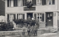 Foto 109 - Bi z'Karis vor Haus- und Ladeneingang ca. 1924