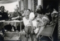 Foto 139 - Familienrunde bi z'Karis vor dem Hauseingang 1946